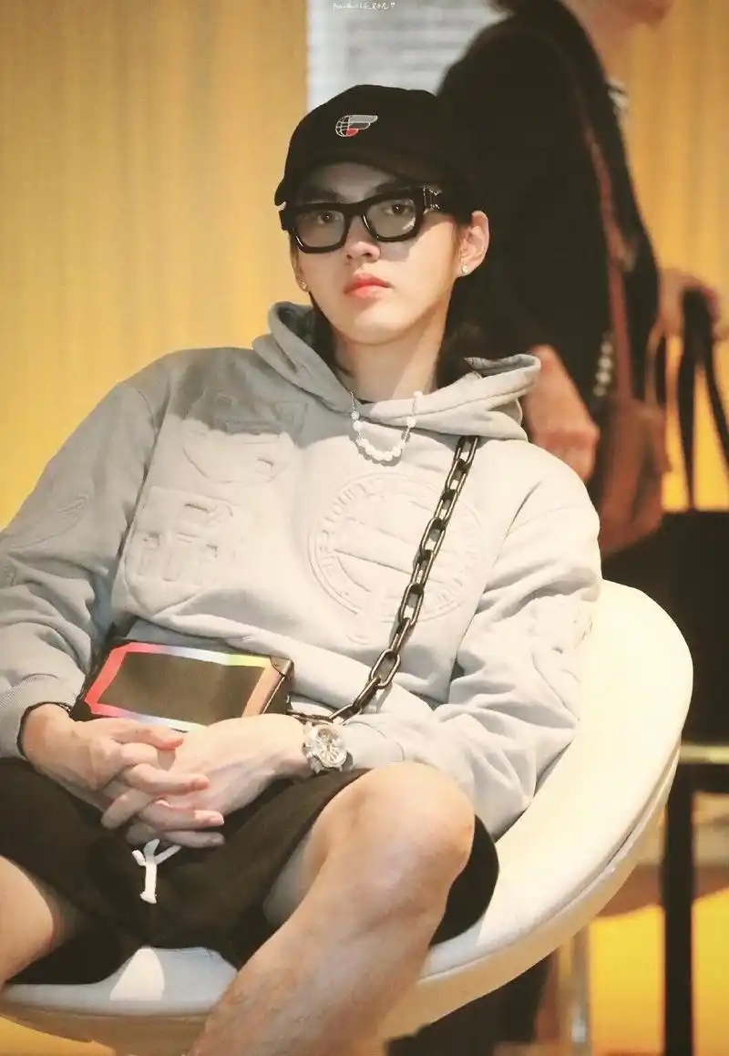 吴亦凡今天的机场图,天神果然还是那个天神,有被秒到吗?