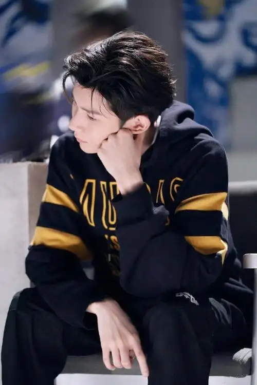 王源明日5最新预告黑色字母卫衣阳光又帅气,笑起来好治愈呀,明晚和