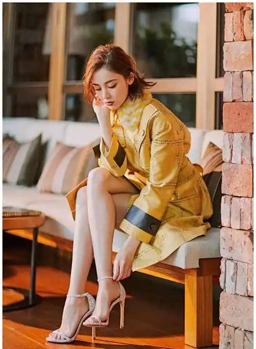 90后花旦娜扎:秋日写真大秀美妙身材!