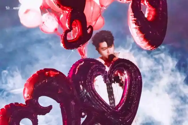 蔡徐坤新歌hugme舞台好梦幻##蔡徐坤白色流苏卫衣造型##浙江卫视118