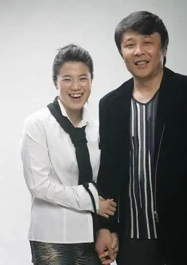 穿短裤挽百亿富豪丈夫,故意遮挡千万翡翠手镯|郭斌|刘国梁|东京奥运会