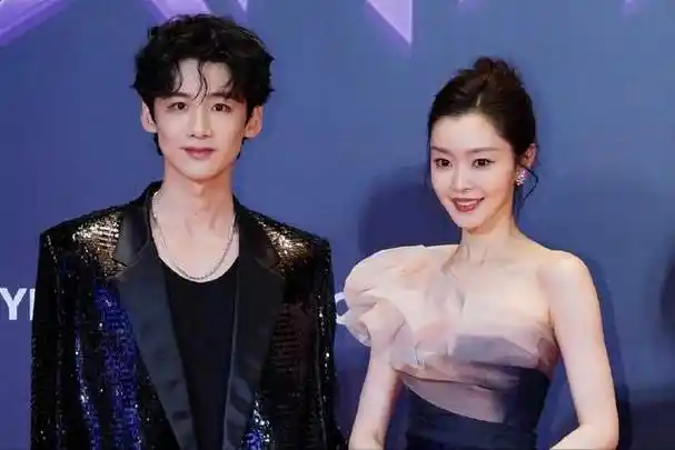 白敬亭口碑再度下跌这回不是因为春晚而是因为侯雯元官宣恋情