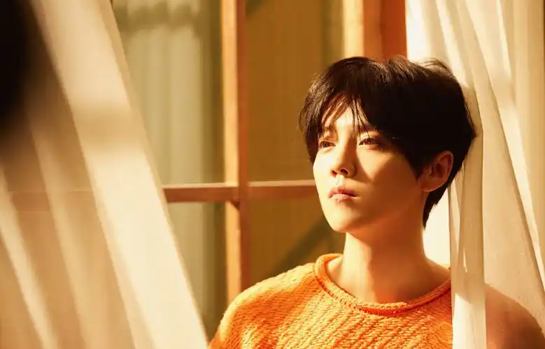 鹿晗帅气迷人居家写真图片