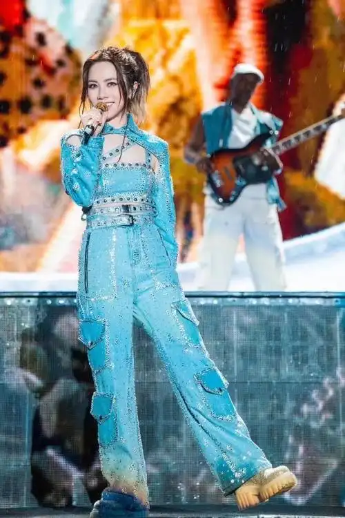 邓紫棋妈妈生日在父亲节