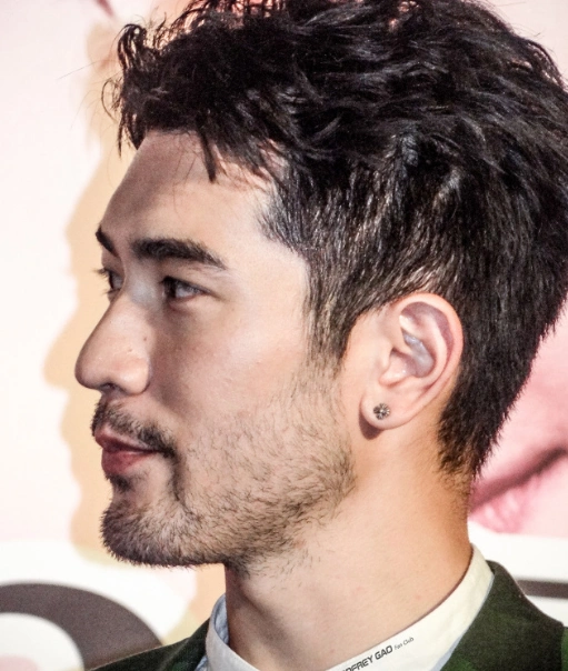 高以翔现身活动,络腮胡子超级成熟有型!