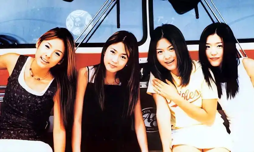 财阀千金成宥利,22岁让宋承宪跪倒在裙下,刘亦菲也是她手下败将_组合