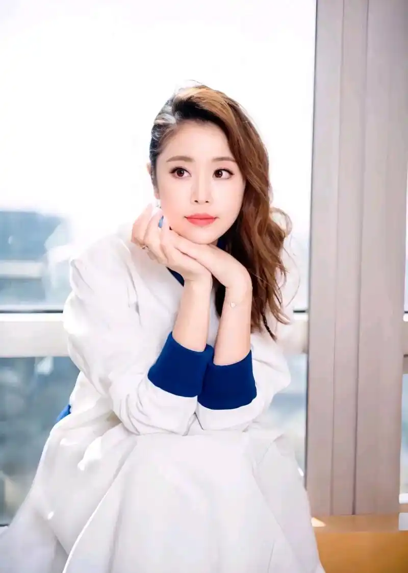 林心如最新造型摆拍,穿白色吊带半身裙,显得格外优雅