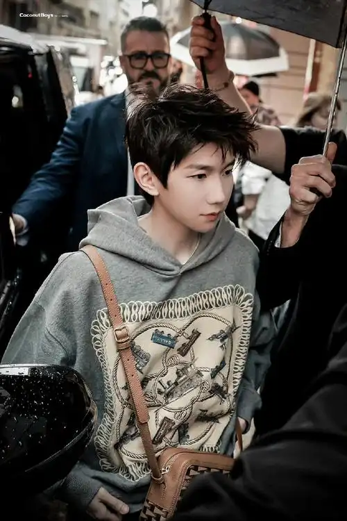 #王源米兰时装周探店#