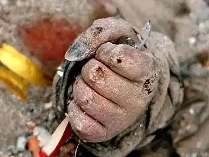 汶川大地震15周年 29张照片 29个泪流满面的瞬间_废墟_孩子_生命