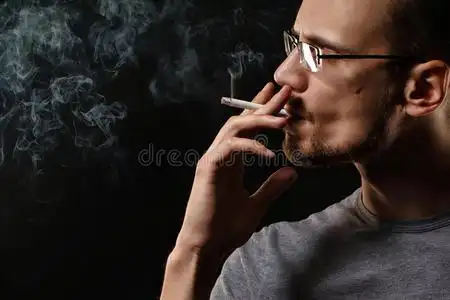 男人抽烟照片