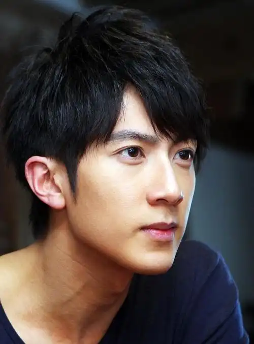 再来看一看吴尊的帅照吧,这是吴尊比较年轻时候的照片.