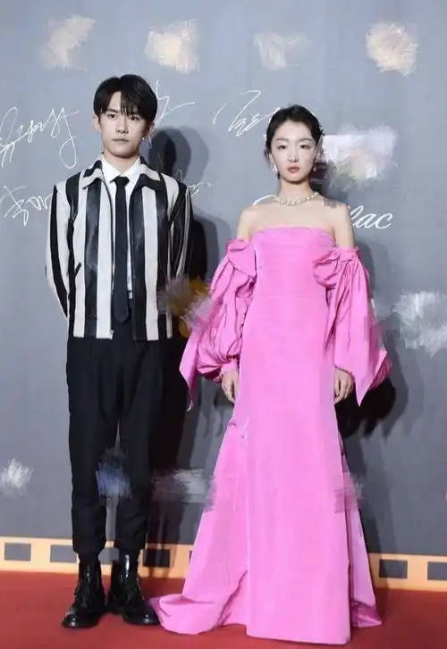 周冬雨易烊千玺合体出席活动竟全程无交流_一身_外套_粉色