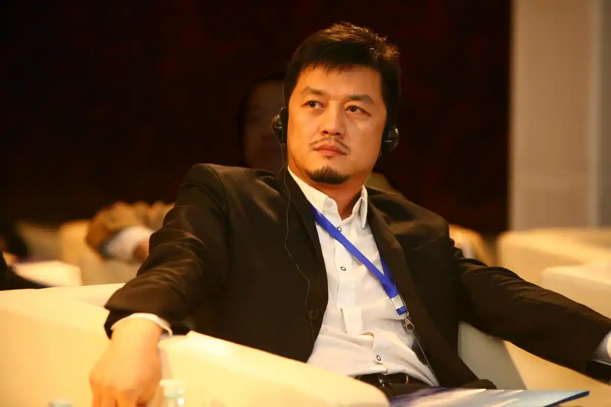 李亚鹏大方承认女友,否认五百亿传言,称其为自己欣赏的独立女性