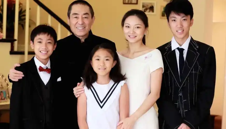 张艺谋四个老婆分别是(张艺谋前妻肖华逝世)-有深度有内涵的一个小