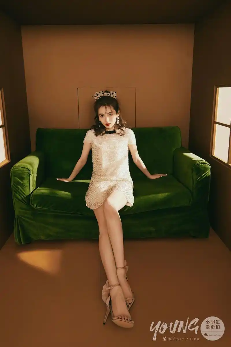 路晨穿紫色星空礼裙耀眼十足(9)