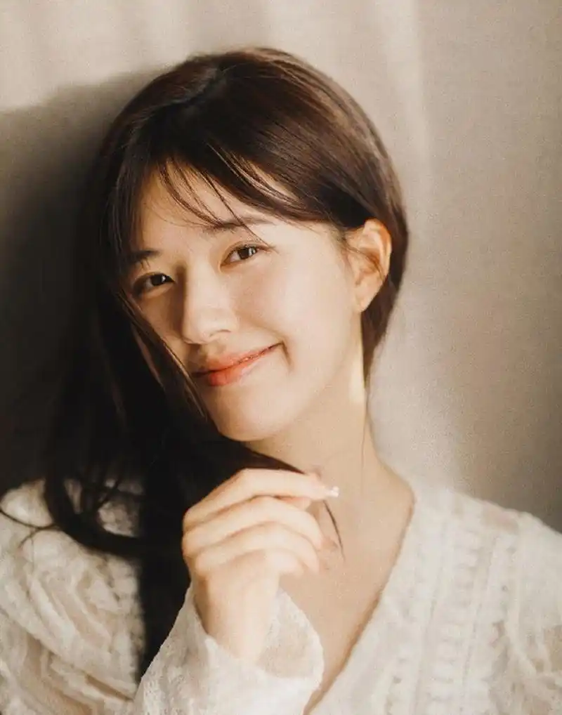 露思的笑简直元气max了,好喜欢她的脸型,笑起来眼睛弯弯的大甜妹了