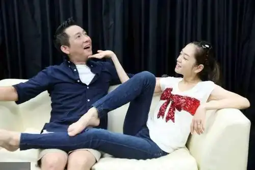 杨千霈和屈中恒因为合作主持认识多年,杨千霈最初称呼屈中恒为爸爸