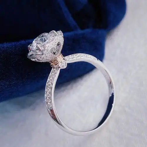 把手捧花作为设计灵感,伴钻50分,放大了n倍的视觉效果,玫瑰金小细节是