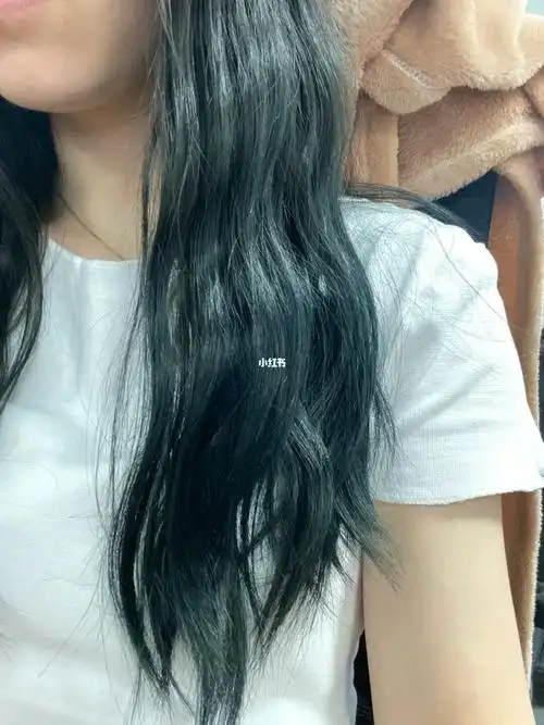 下面黄棕色的头发(图2)换个颜色跟熟悉的理发师商量了一下选择半截