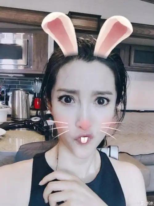 李冰冰微博晒出一组万圣节搞怪自拍,画面里的她嘟嘴卖萌,还变身兔女郎