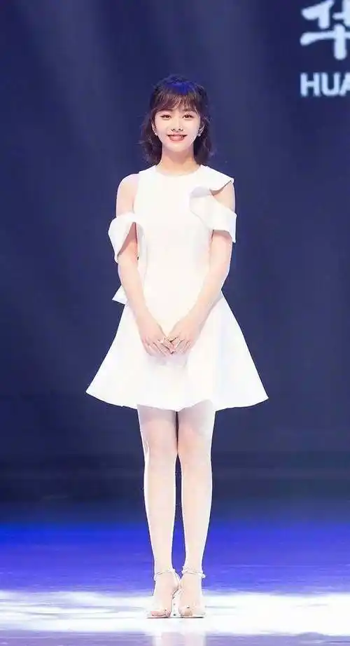 微胖谭松韵穿这条小白裙好惊艳,网友:我以为是李易峰失散的妹妹