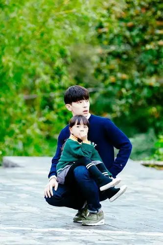 组图:邓伦李沁临时家庭超养眼 热血奶爸腿力惊人