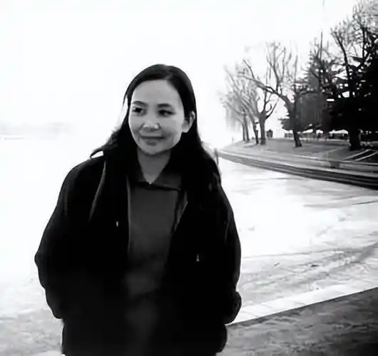 不久后她还看到了顾城为李英写的书《英儿》,那里面极尽可能地描绘李