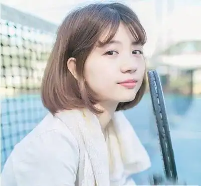 发型   八字刘海就是把刘海向额头两侧分拨,形成八字形状.