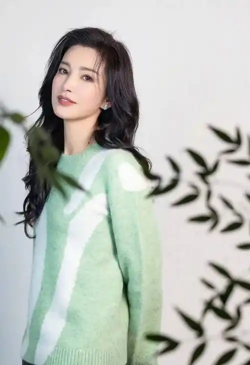 李冰冰开工照惊艳全网,51岁状态宛如少女,绿色毛衣成春天最美风景!