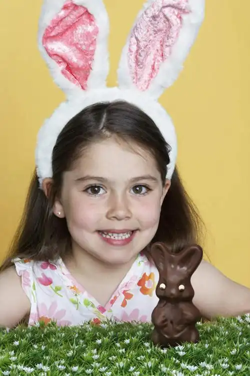 西方人,儿童,脸,头,脸颊,一个人,笑,微笑,露齿笑,竖图,室内,白天,正面