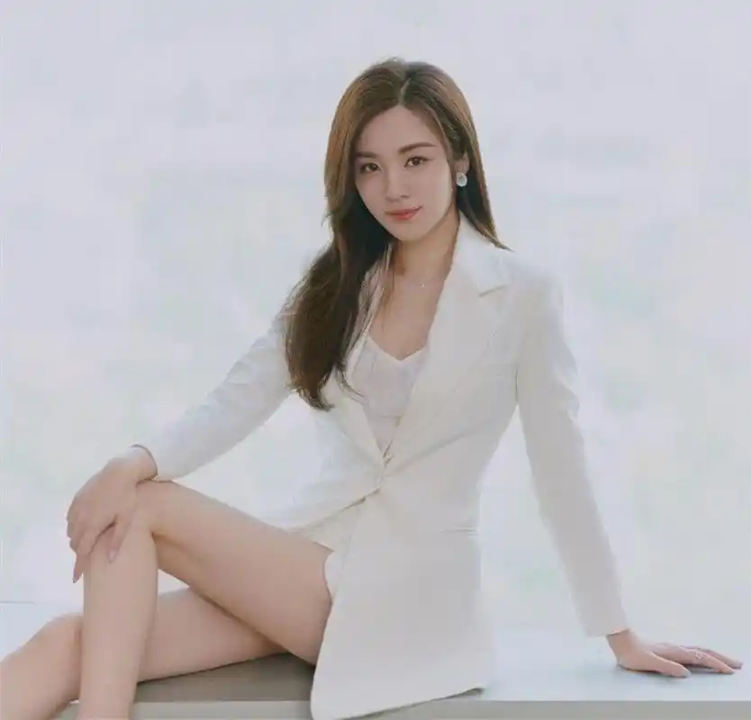 美女王晓晨,身穿白色小西服,就像一个漂亮的都市白领丽人,太有味道了.