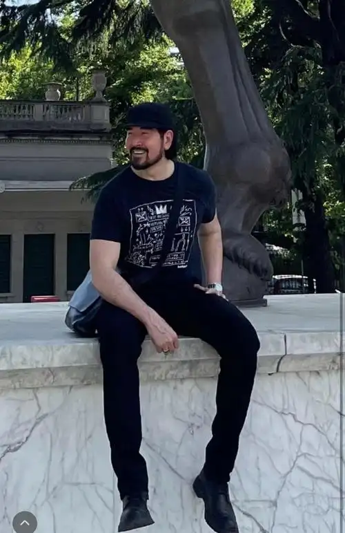 61岁费翔晒国外精致生活戴手表金戒笑开怀留络腮胡仍帅气健硕