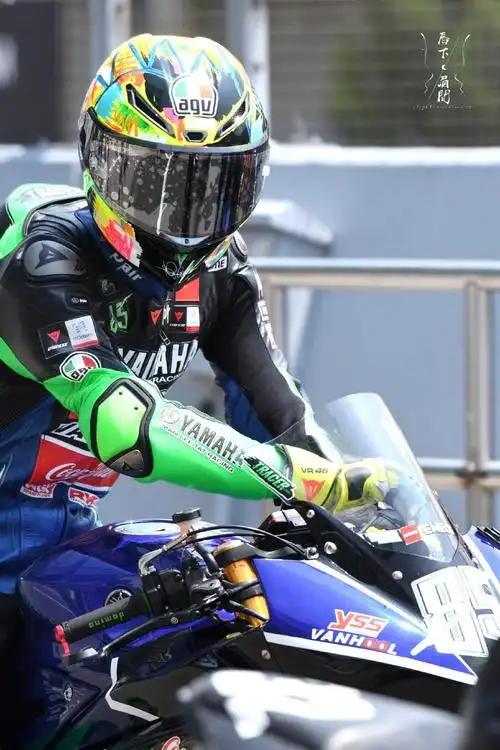 有没有王一博骑摩托车图片