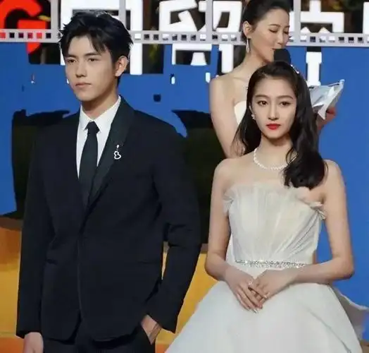 救命我居然嗑起了关晓彤和陈飞宇