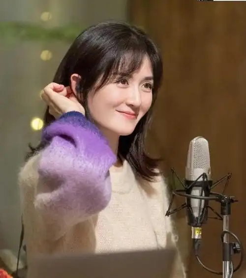 谢娜这次换对发型了!蓬松波波头温柔又减龄,39岁仍是满满少女感