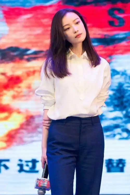 倪妮白衬衣穿搭,适用于春天日常通勤