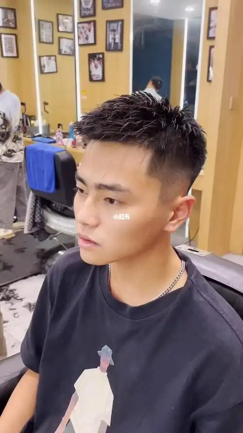 男士前刺发型