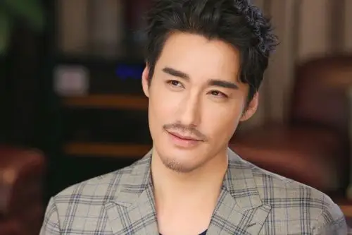 49岁胡兵完美驾驭20岁妆容演绎不同气质底子好就是不一样