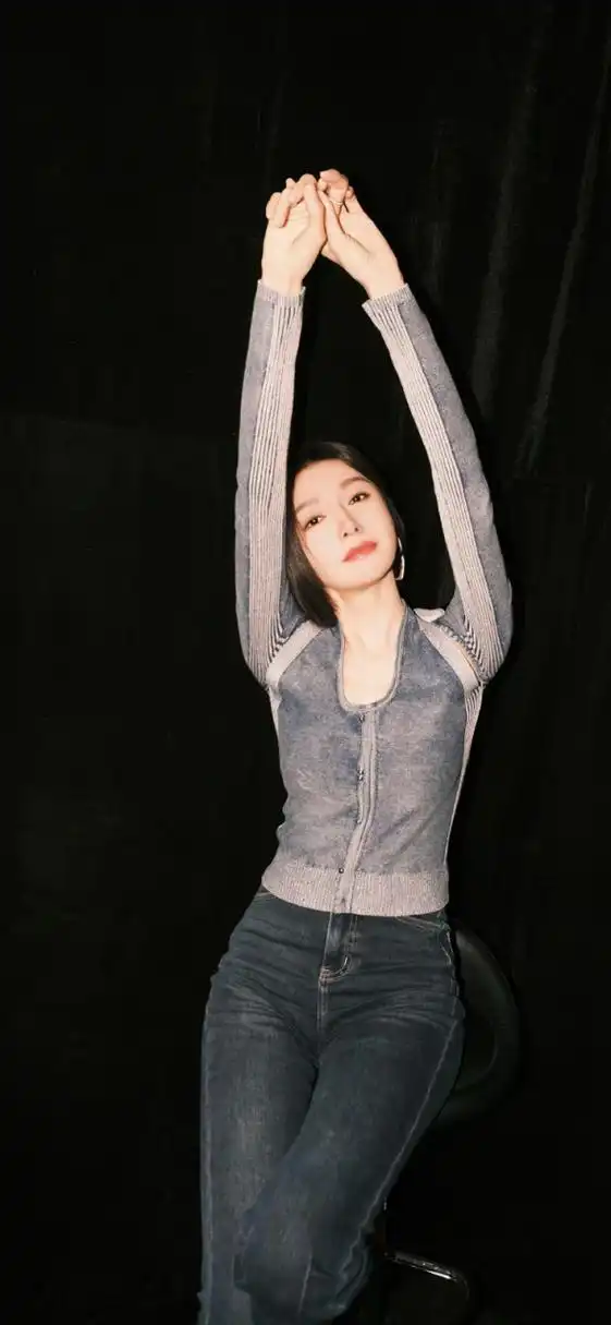 秦岚的牛仔裤显身材