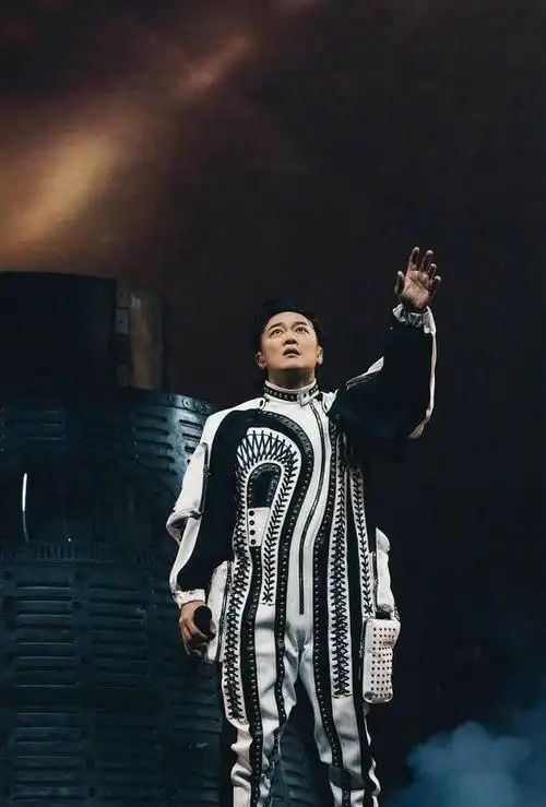 陈奕迅:台北演出惹争议!歌迷拒听《孤勇者》,尴尬目睹观众离场|歌曲|