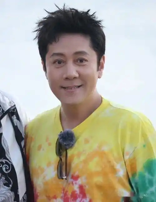 55岁蔡国庆官宣喜讯:这辈子最幸运的事,就是路上捡来一个老婆