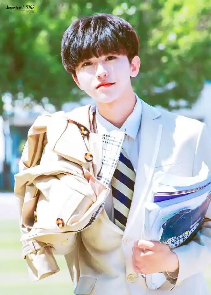 蔡徐坤校服照合集分享少年气溢出屏幕