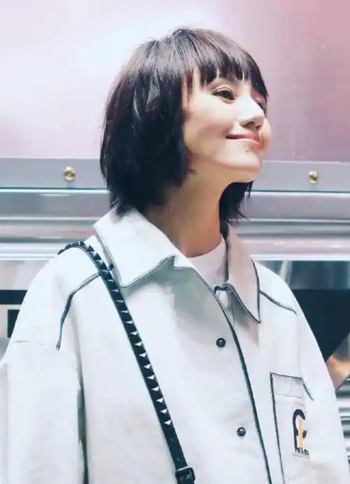 袁泉简单一穿都这么有高级感,白色外套配半身裙亮相,短发真洋气