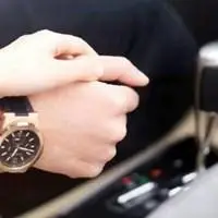 开车时情侣牵手的图片_微信头像图片大全