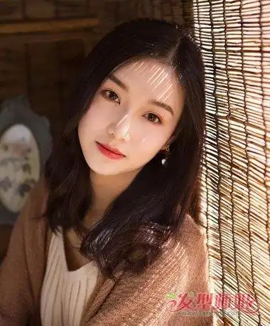 小个子女生偏分中长发 烫发尾发型