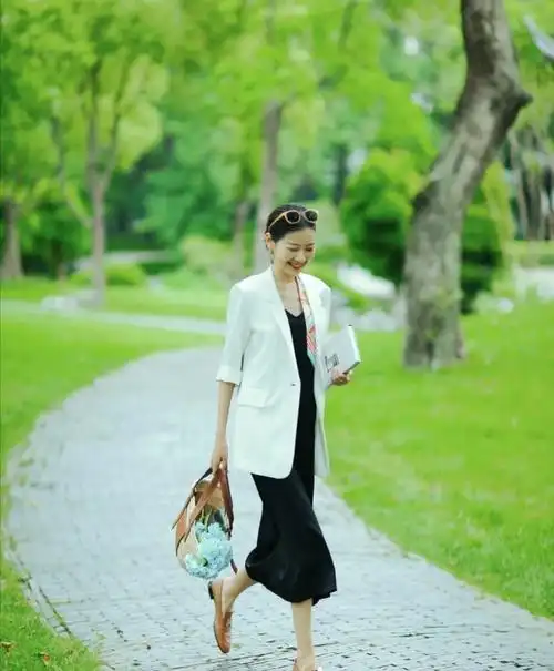 真正有气质的女人,穿西装时搭配这三种内搭,端庄优雅又有品位插图5