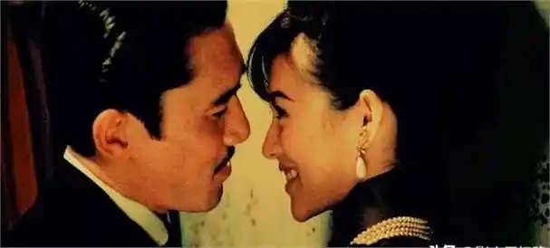 梁朝伟的眼神难以捉摸,而章子怡的媚态让人为之心动,她为了10元而委屈