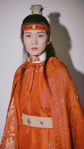 王源古装神级cos来袭 红衣发带温润如玉