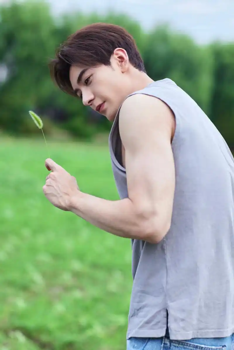 陈星旭清新草地写真