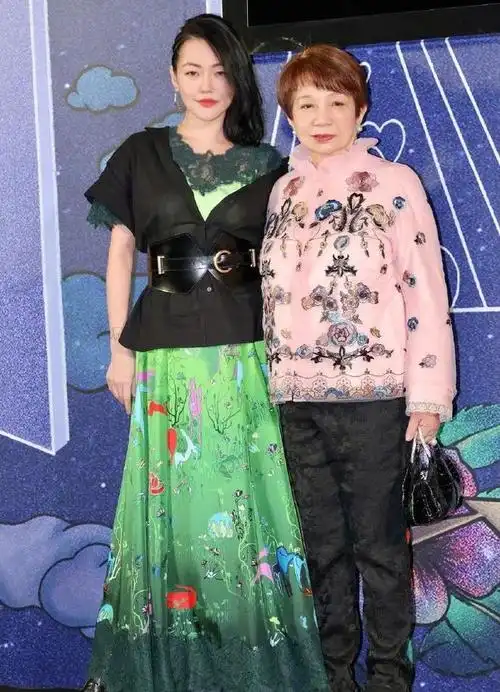 小s首次陪婆婆出席活动晒合影自称是美女婆媳帮婆婆买新衣服超体贴